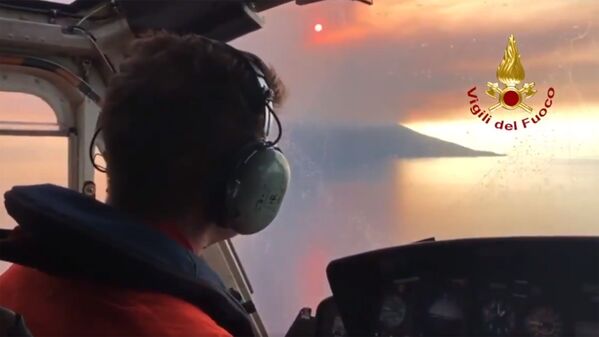 پیلوت طیاره اداره مبارزه با حوادث طبیعی در حال پاشیدن آب بر آتشفشان در جزیره استرومبولی ایتالیا - اسپوتنیک افغانستان  