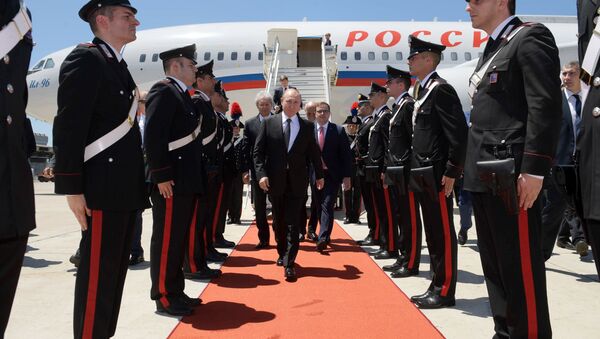 ولادیمیر پوتین، رئیس جمهور روسیه در میدان هوایی «فیومیچینو» - شهر روم، ایتالیا - اسپوتنیک افغانستان  
