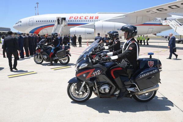 مراسم تشریفاتی برای استقبال از ولادیمیر پوتین، رئیس جمهور روسیه - میدان هوایی «فیومیچینو» شهر روم، ایتالیا - اسپوتنیک افغانستان  