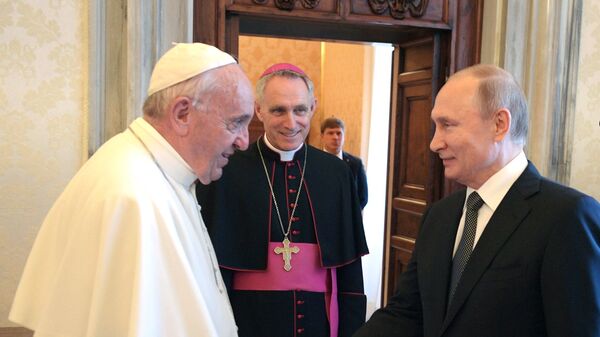 Президент РФ Владимир Путин и Папа Римский Франциск во время встречи в Малом тронном зале Апостольского дворца в Ватикан - اسپوتنیک افغانستان  