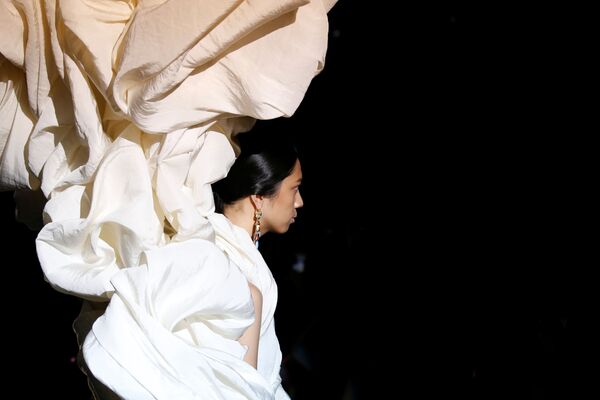 مودل در حال نمایش لباس - هفته مود پاریس - اسپوتنیک افغانستان  