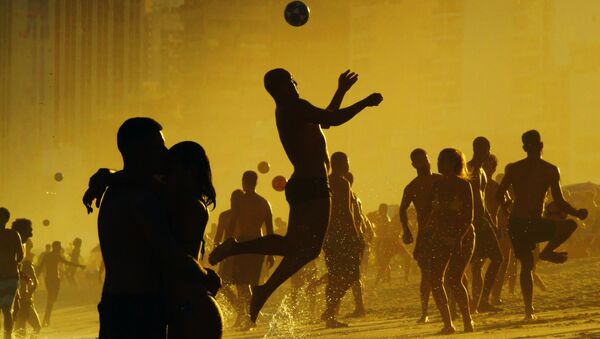 Отдыхающие играют в футбол на пляже Рио-де-Жанейро, Бразилия - اسپوتنیک افغانستان  