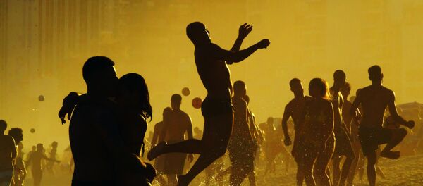 Отдыхающие играют в футбол на пляже Рио-де-Жанейро, Бразилия Отдыхающие играют в футбол на пляже Рио-де-Жанейро, Бразилия - اسپوتنیک افغانستان