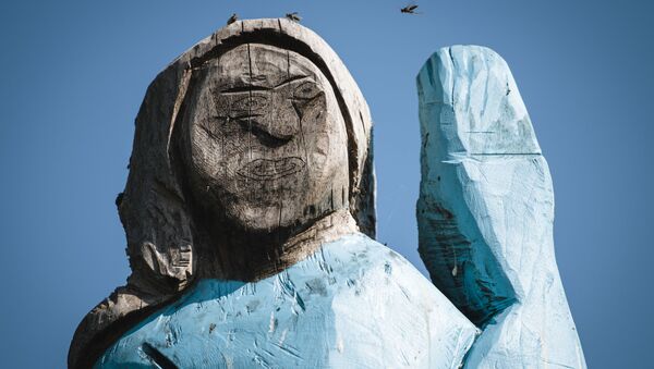 مجسمه ملانیا ترامپ در زادگاهش به آتش کشیده شد + ویدیو - اسپوتنیک افغانستان  