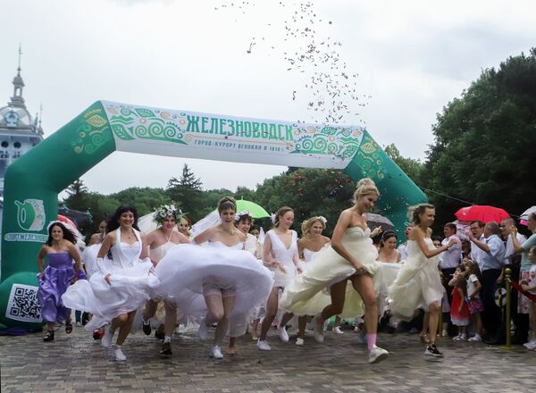 مسابقه دوش عروس ها در روسیه - اسپوتنیک افغانستان  