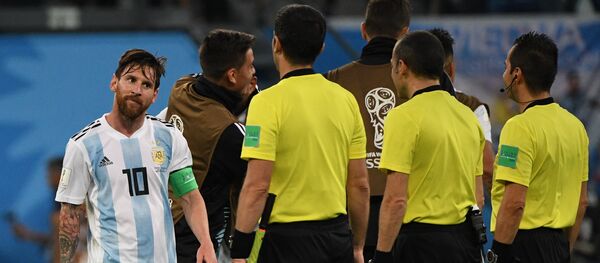 واکنش داور بازی برازیل و ارجنتاین به گفتههای مسی واکنش داور بازی برازیل و ارجنتاین به گفتههای مسی - اسپوتنیک افغانستان