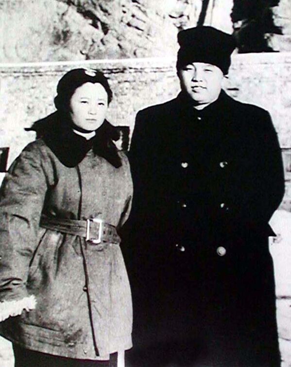 کیم ایل سونگ رهبر کوریای شمالی با اولین پیلوت زن سال 1952 - اسپوتنیک افغانستان  