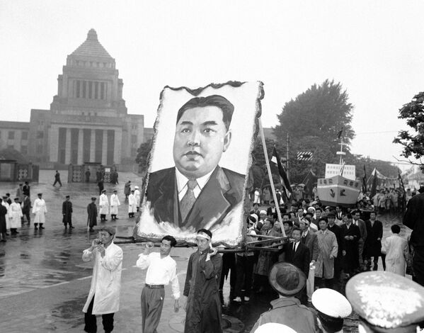 Демонстранты несут портрет Ким Ир Сена во время майских праздников в Токио, Япония - اسپوتنیک افغانستان  