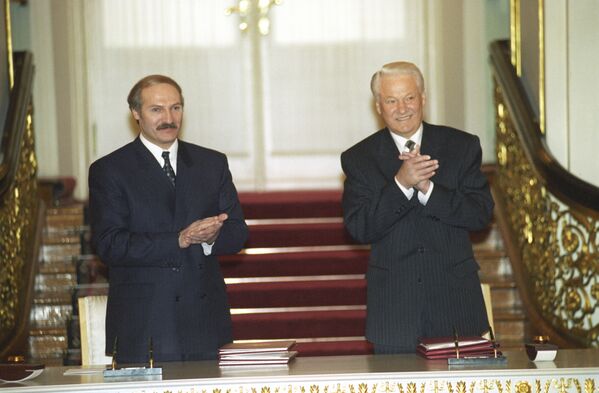 الکساندر لوکاشنکو، رئیس جمهور بلاروس و بوریس یلتسین، رئیس جمهور روسیه – سال ۱۹۹۷ - اسپوتنیک افغانستان  