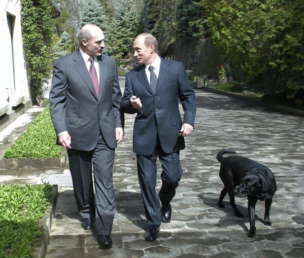ولادمیر پوتین، رئیس جمهور روسیه و الکساندر لوکاشنکو، رئیس جمهور بلاروس – اقامتگاه رئیس جمهور روسیه، سال  ۲۰۰۵ - اسپوتنیک افغانستان  