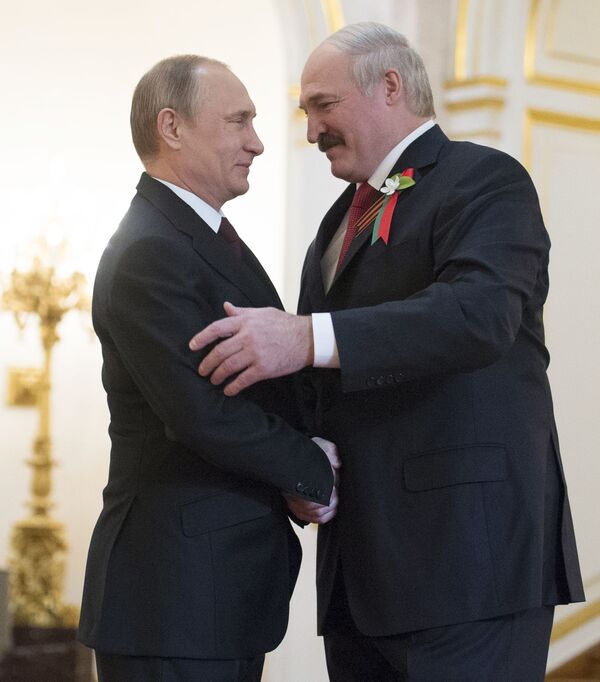 ولادمیر پوتین، رئیس جمهور روسیه و الکساندر لوکاشنکو، رئیس جمهور بلاروس در کاخ کرملین – سال ۲۰۱۵ - اسپوتنیک افغانستان  