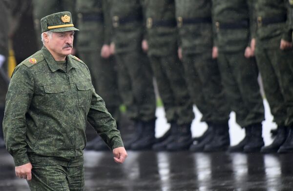 الکساندر لوکاشنکو، رئیس جمهور بلاروس در تمرینات مشترک نظامی روسیه و بلاروس – سال ۲۰۱۷ - اسپوتنیک افغانستان  