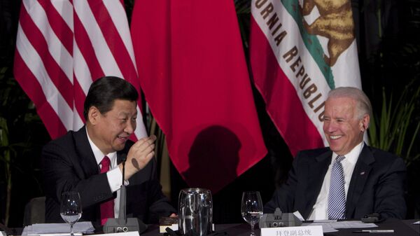 Глава Китая Си Цзиньпин ест шоколад на встрече с вице-президентом США Джо Байденом  - اسپوتنیک افغانستان  