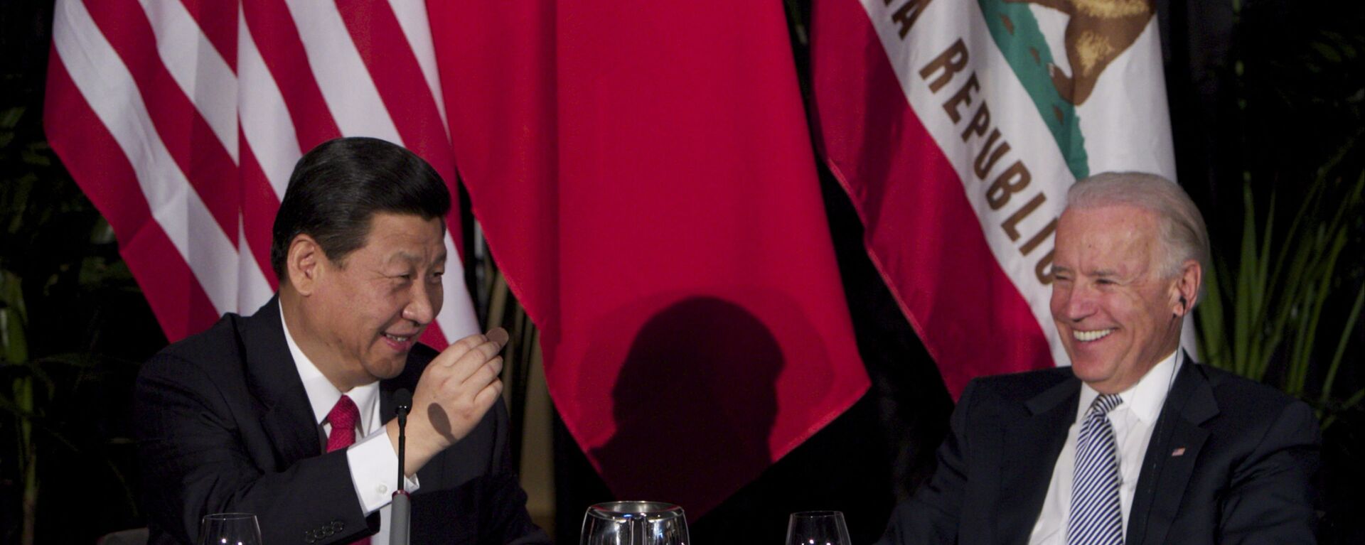 Глава Китая Си Цзиньпин ест шоколад на встрече с вице-президентом США Джо Байденом  - اسپوتنیک افغانستان  , 1920, 18.03.2022