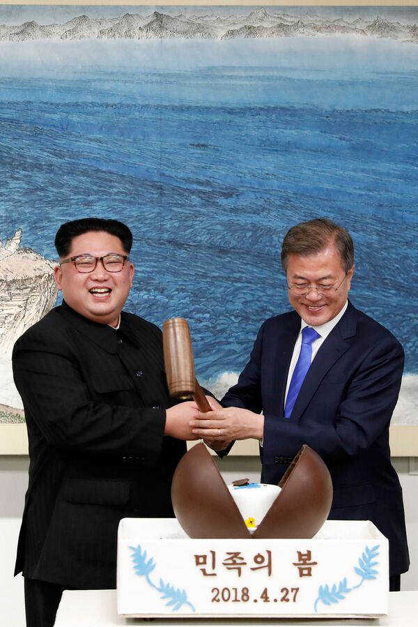 کیم جونگ اون، رهبر کوریای شمالی و مون جه این، رئیس جمهور کوریای جنوبی - اسپوتنیک افغانستان  