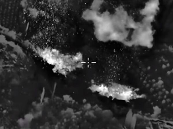 طیاره های نیروهای هوا و فضا روسیه مواضع و پناهگاه سازمان تروریستی دولت اسلامی  داعش را در شهر لاذقیه سوریه با بمب ضد زره BETAB 500 مورد هدف قرار میدهند. - اسپوتنیک افغانستان  
