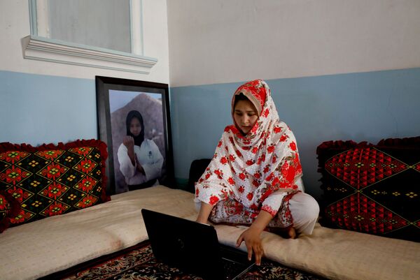 نرگس هزاره، دختر ۲۰ ساله در خانه خود - ماری آباد، پاکستان - اسپوتنیک افغانستان  