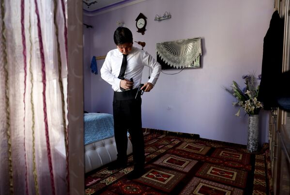 سردار سهیل، جوان ۳۰ ساله هزاره که به حیث وکیل مدافع کار میکند - کویته، پاکستان - اسپوتنیک افغانستان  