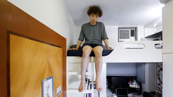 مرد 25 ساله هنک کنگی دیزاینر با والدین و برادرش در یک اتاق 5 متر مربع زندگی می‌کند - اسپوتنیک افغانستان  