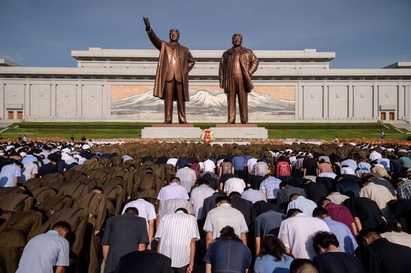 ساکنان پیونگ‌یانگ در حال گرامیداشت از ۲۵-مین سالگرد وفات کیم ایل سونگ، اولین رهبر کوریای شمالی - اسپوتنیک افغانستان  