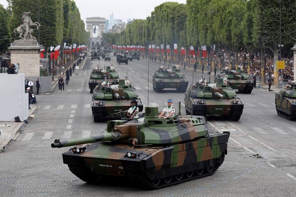 تانک‌های قوای مسلح فرانسه در رسم گذشت نظامی به مناسبت روز ملی فرانسه – پاریس - اسپوتنیک افغانستان  