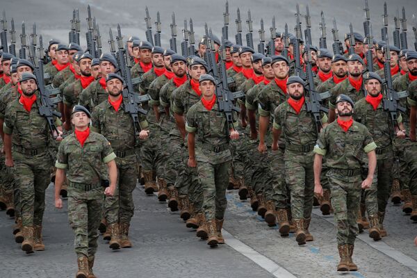 اشتراک کنندگان رسم گذشت نظامی به مناسبت روز ملی فرانسه – پاریس  - اسپوتنیک افغانستان  