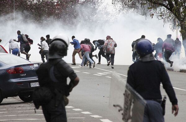  استفاده از گاز اشک آور علیه تظاهرات دانشجویی در شهر پیترماریتسبرگ آفریقای جنوبی
 - اسپوتنیک افغانستان  
