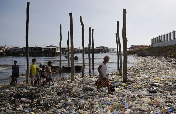 ساحل پر از زباله در شهر پورت مورسبی ، پایتخت پاپوآ ـ گینه نو
 - اسپوتنیک افغانستان  