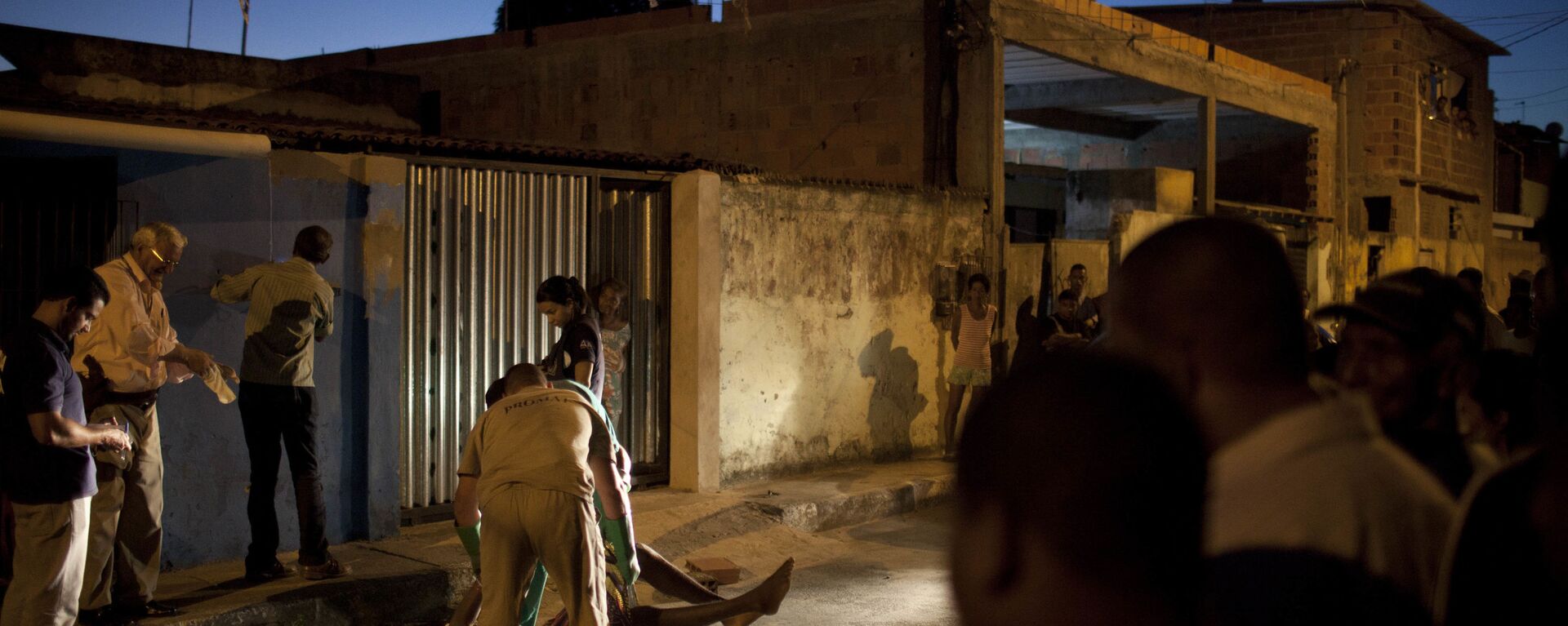 Работники морга забирают тело мужчины, погибшего во время стрельбы в районе Итинга в Сальвадоре, Бразилия - اسپوتنیک افغانستان  , 1920, 24.04.2022