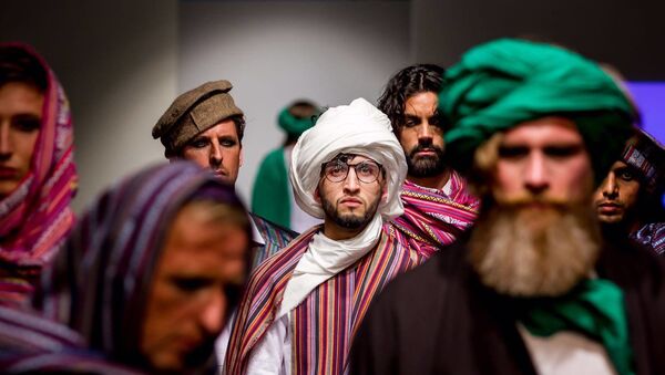 نوید زازی، جوان افغان با طراحی لباس، فرهنگ افغانستان را در غرب به نمایش می‌گذارد - اسپوتنیک افغانستان  