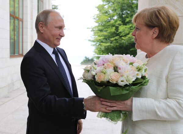 ولادیمیر پوتین، رئیس جمهور روسیه و آلمان در شهر سوچی  - اسپوتنیک افغانستان  
