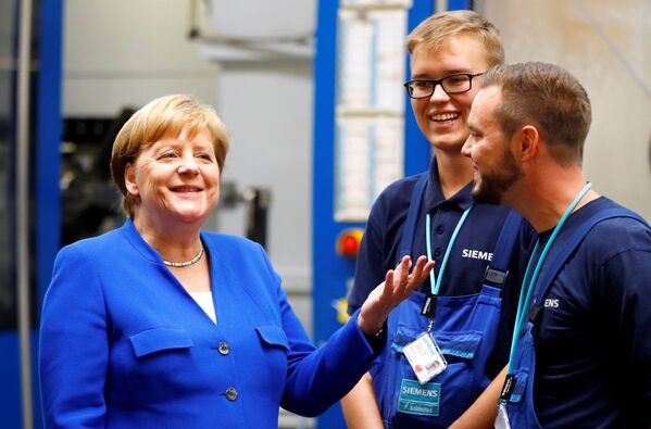 آنگلا مرکل، صدراعظم آلمان در حال بازدید از شرکت Siemens - اسپوتنیک افغانستان  