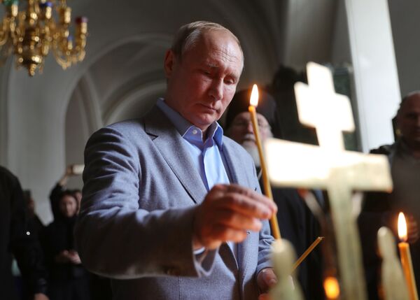 ولادیمیر پوتین، رئیس جمهور روسیه در حال بازدید از کلیسای در جمهوری کارلیا - اسپوتنیک افغانستان  