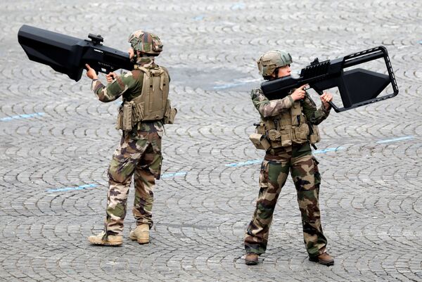 سربازان اردوی فرانسه با سلاح ضد تانک در رسم گذشت نظامی به مناسبت روز ملی فرانسه – پاریس  - اسپوتنیک افغانستان  