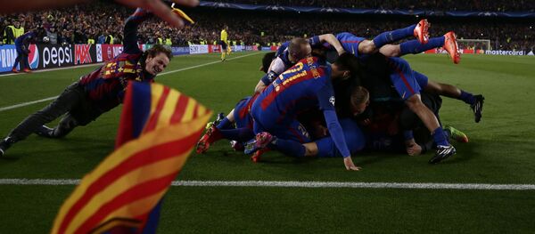 Футболисты Барселоны праздуют победу над Пари Сен-Жермен со счетом 6:1 в 1/8 финала Лиги Чемпионов Футболисты Барселоны праздуют победу над Пари Сен-Жермен со счетом 6:1 в 1/8 финала Лиги Чемпионов - اسپوتنیک افغانستان