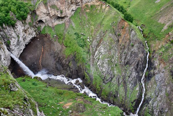 آبشار «سلطان» در نزدیکی کمپ کوهنوردان - جمهوری کاباردینو بالکاریا، روسیه - اسپوتنیک افغانستان  