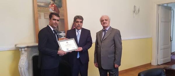 دوکتور بهاند سفير افغانستان در فدراسيون روسيه، قوماندان گروپ فارغ الحصيلان پوليس افغان از شهر کازان روسيه را تقديرکرد دوکتور بهاند سفير افغانستان در فدراسيون روسيه، قوماندان گروپ فارغ الحصيلان پوليس افغان از شهر کازان روسيه را تقديرکرد - اسپوتنیک افغانستان
