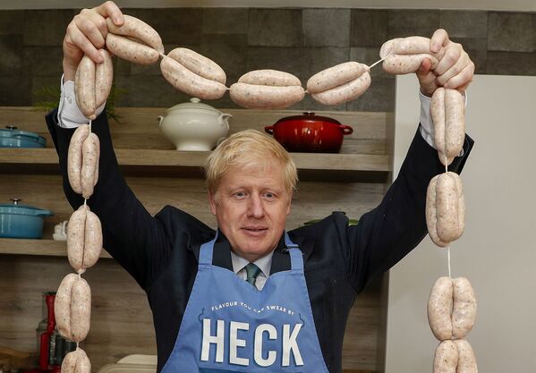 بوریس جانسون، نامزد انتخابات نخست‌وزیری بریتانیا هنگام بازدید از دفتر مرکزی شرکت Heck Foods Ltd  - اسپوتنیک افغانستان  