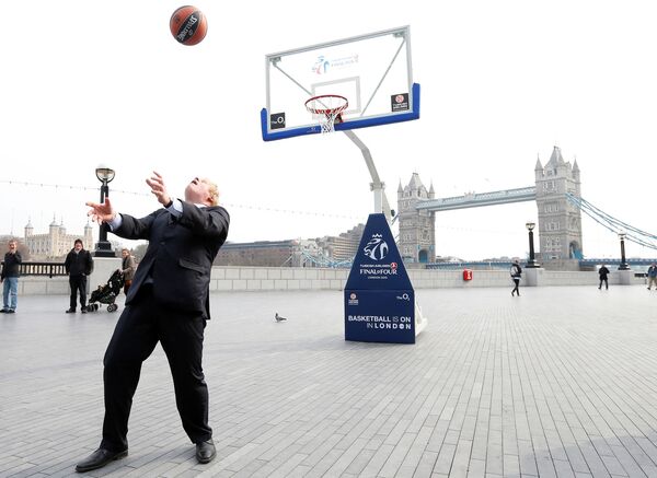 بوریس جانسون، شاروال شهر لندن هنگام بازی بسکتبال – سال ۲۰۱۳ - اسپوتنیک افغانستان  