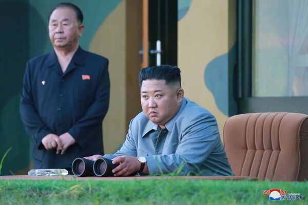 کیم جونگ اون، رهبر کوریای شمالی هنگام نظارت از آزمایش راکتی این کشور  - اسپوتنیک افغانستان  