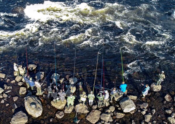 ماهیگیران در رودخانه اومبا در حومه مورمانسک روسیه - اسپوتنیک افغانستان  