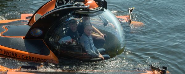 ولادیمیر پوتین رئیس جمهور روسیه در زیردریایی « ش ۳۰ سمگا» در اعماق خلیج فنلاند
 - اسپوتنیک افغانستان  