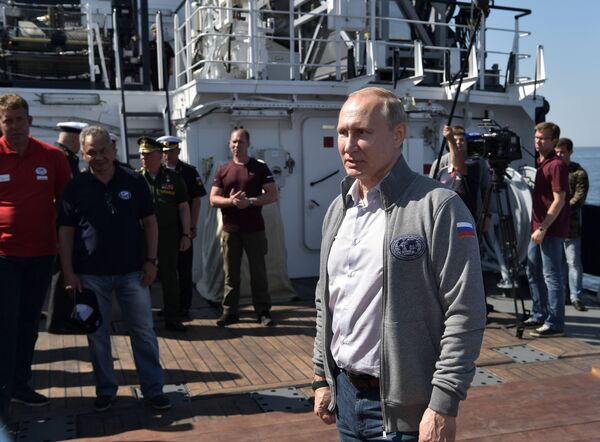 ولادیمیر پوتین رئیس جمهور روسیه هنگام صحبت  با اعضای گروه کاوش در جزیره گاکلند .
 - اسپوتنیک افغانستان  