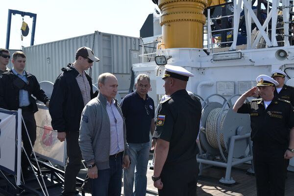 ولادیمیر پوتین رئیس جمهور روسیه هنگام صحبت  با اعضای گروه کاوش در جزیره گاکلند .
 - اسپوتنیک افغانستان  