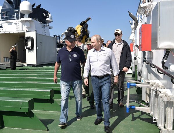 ولادیمیر پوتین رئیس جمهور روسیه در جریان سفرش به جزیره گاگلند به همراه وزیر دفاع سرگی شایگو
 - اسپوتنیک افغانستان  