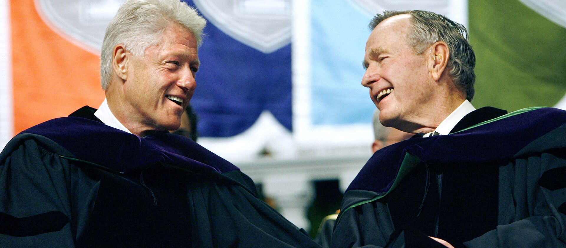 برداشتن عکس های بیل کلینتون و جورج بوش از راهروی ورودی کاخ سفید - اسپوتنیک افغانستان  , 1920, 18.07.2020