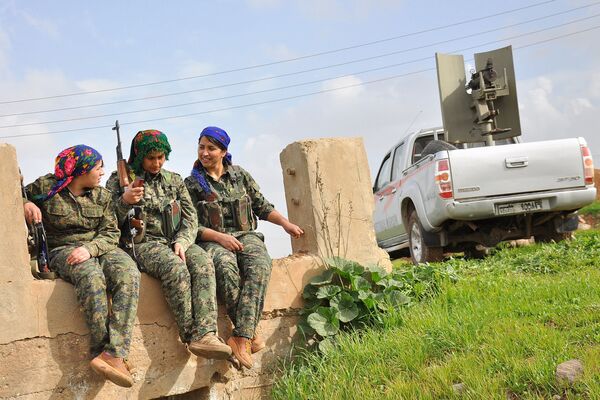 زنان رزمنده پیشمرگ حین آموزش نظامی در اردوگاه نزدیک به سرحدات ترکیه- سوریه - اسپوتنیک افغانستان  