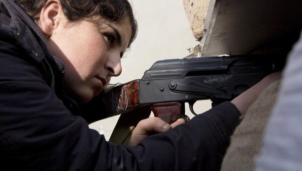 Курдская женщина-боец целится в прицел в сирийском городе Кобани - اسپوتنیک افغانستان  