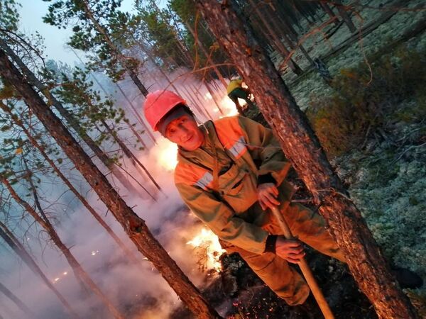 Сотрудники министерства охраны природы Якутии борются с природными пожарами в Якутии - اسپوتنیک افغانستان  