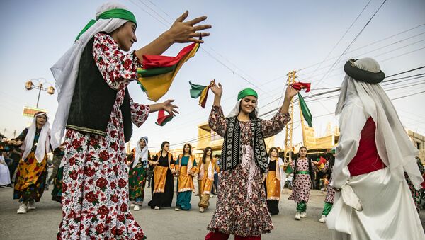 کردهای سوریه با لباس های محلی در جریان جشنواره خیابانی – شهر رمیلان، سوریه - اسپوتنیک افغانستان  